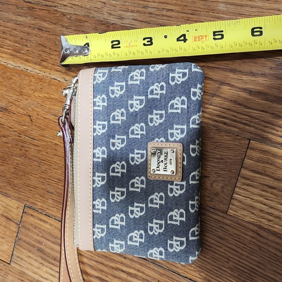 Dooney & Burke Grey and cream wristlet. Measurements in pictures - Picture 6 of 6